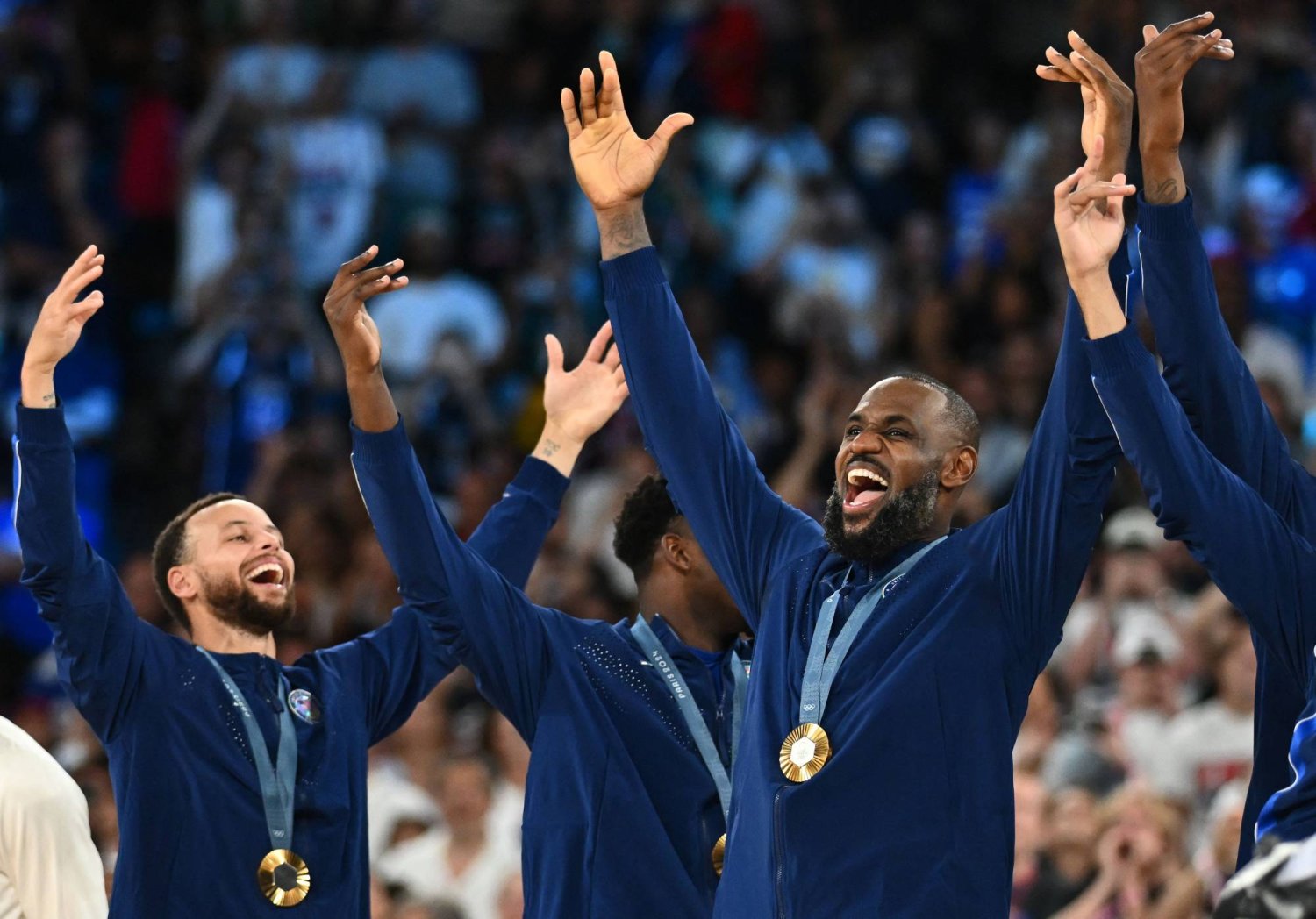 Curry powers U.S. past France for gold